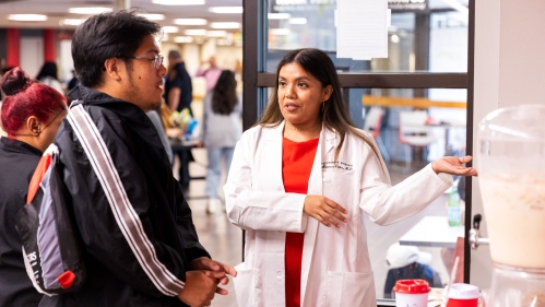 Dietitian Blanca Cats talks to a student about nutrion.