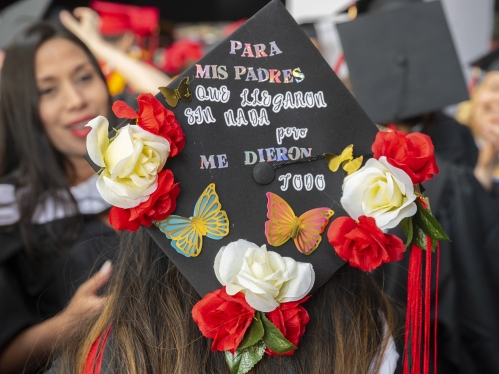 Graduation Cap that reads in Spanish "For my parents who came with nothing and gave me everything."