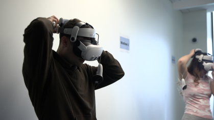 Students put on VR headsets to begin the classroom clinical practice.